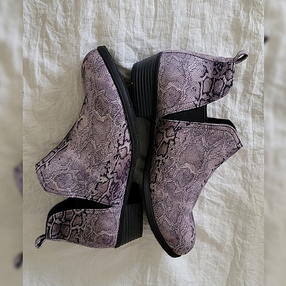 Natural Reflections "Harper" Boots in Gray Python (10) NWT In Box Ankle Booties